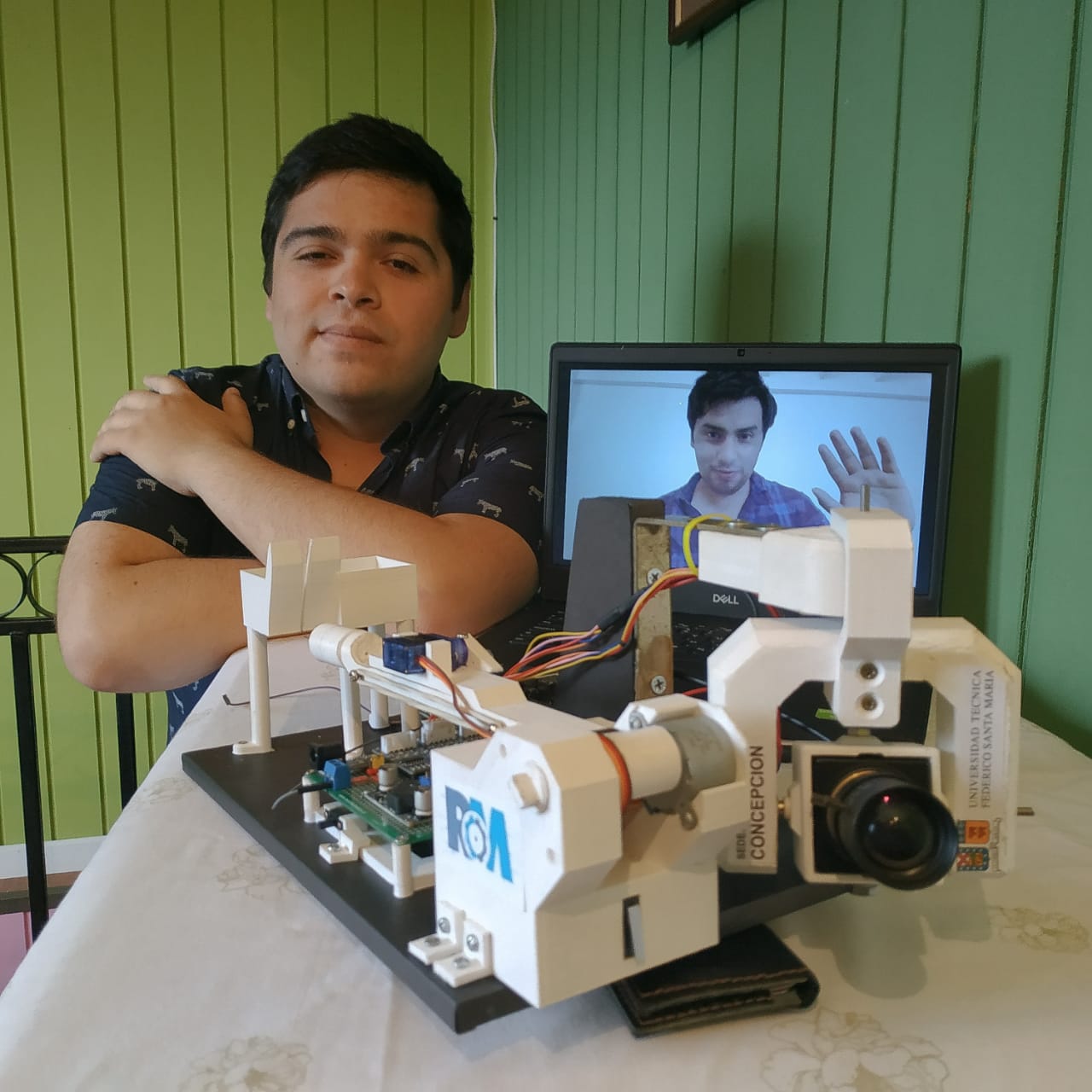 Estudiantes desarrollaron robot recolector de colillas de cigarro