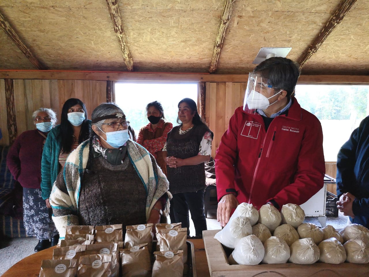 Pequeños agricultores firman acuerdo para alimentar a trabajadores de plantas salmoneras