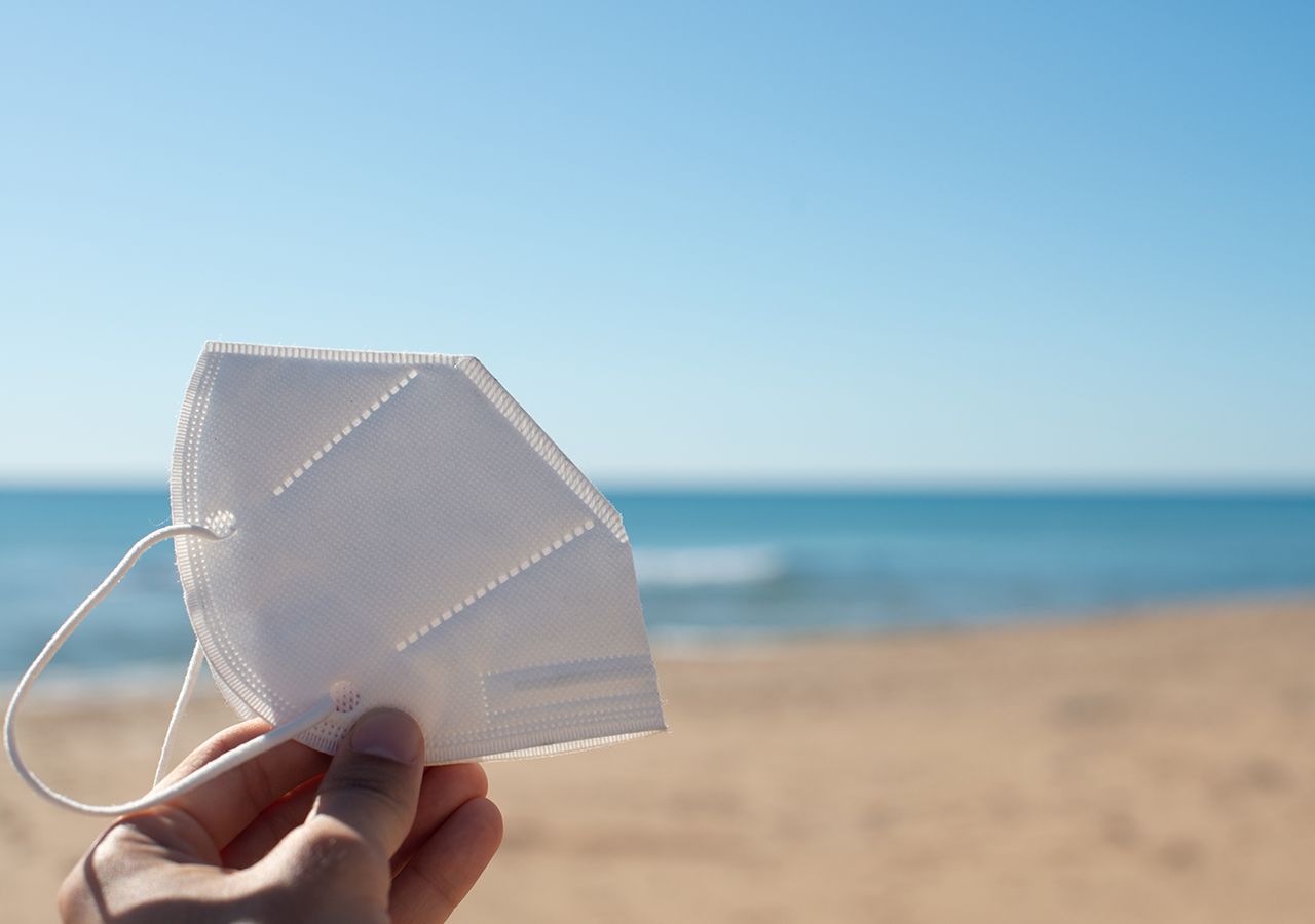 Los cuidados para fin responsable del uso de mascarillas al aire libre