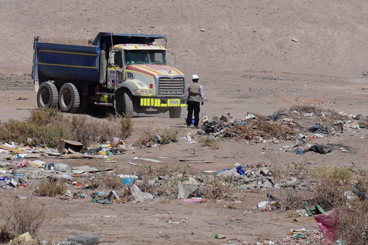 Más de 600 toneladas de escombros son retirados en operativo sanitario realizado en sector Ojo de Opache en Calama