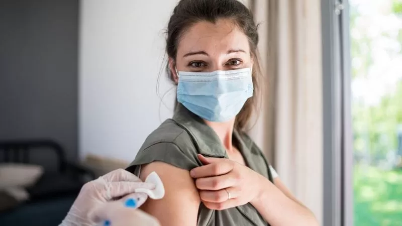 Vacunas contra Covid-19: ¿es posible contraer el coronavirus y contagiar a otros después de vacunarse?