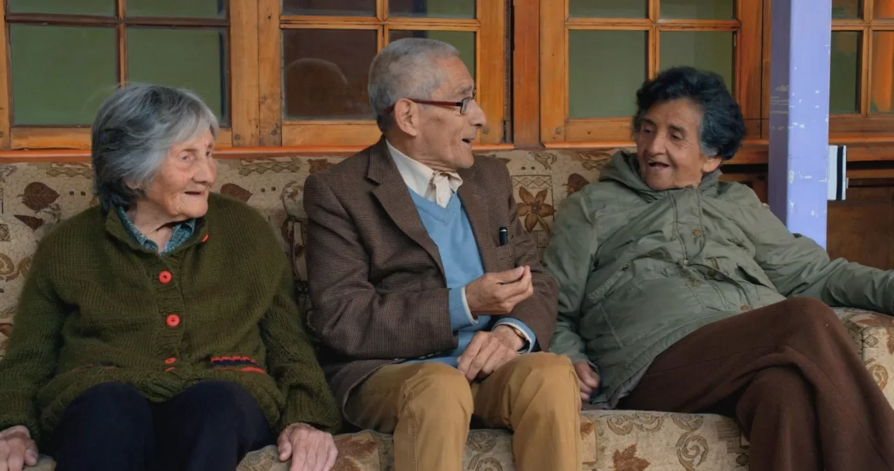 Fundación Las Rosas: Documental Agente Topo retrata el día a día de las personas mayores que viven soledad, abandono y deterioro físico y mental