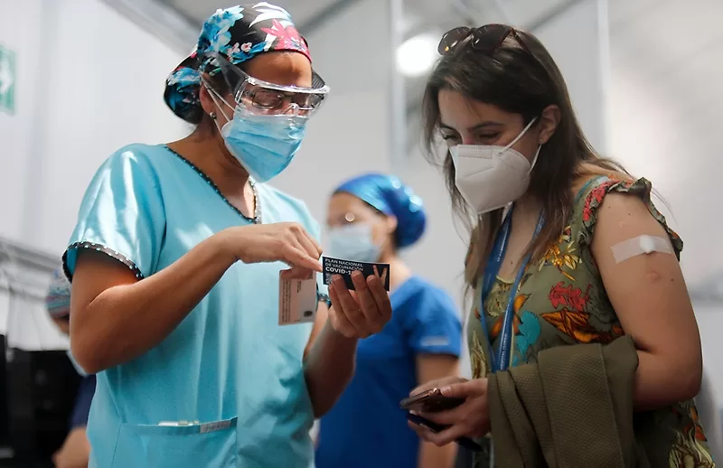 Estudio evidencia más disposición de los hombres a vacunarse y más vacunación efectiva a mayor nivel socioeconómico