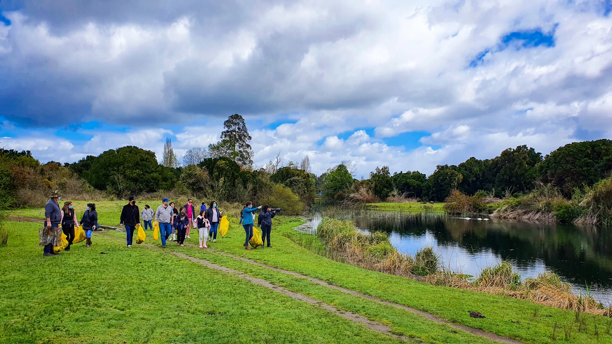 Conmemoran Día Nacional del Medio Ambiente con limpieza de humedal Rengalil en La Araucanía