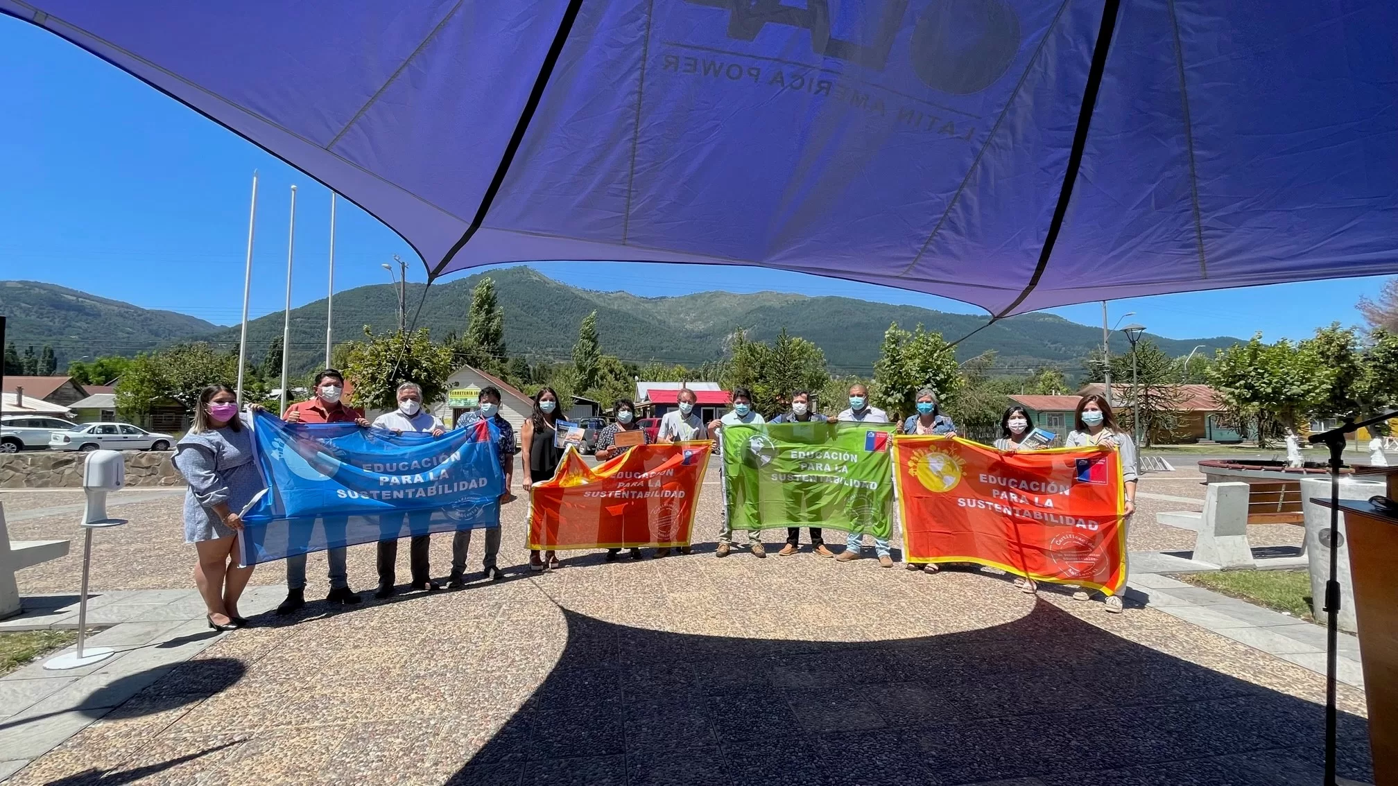 Entregan banderas de certificación a establecimientos de Melipeuco en el marco del Día Mundial de la Educación Ambiental