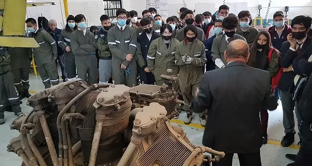 CONAF apoya la educación técnica con la entrega de 3 motores de aviones