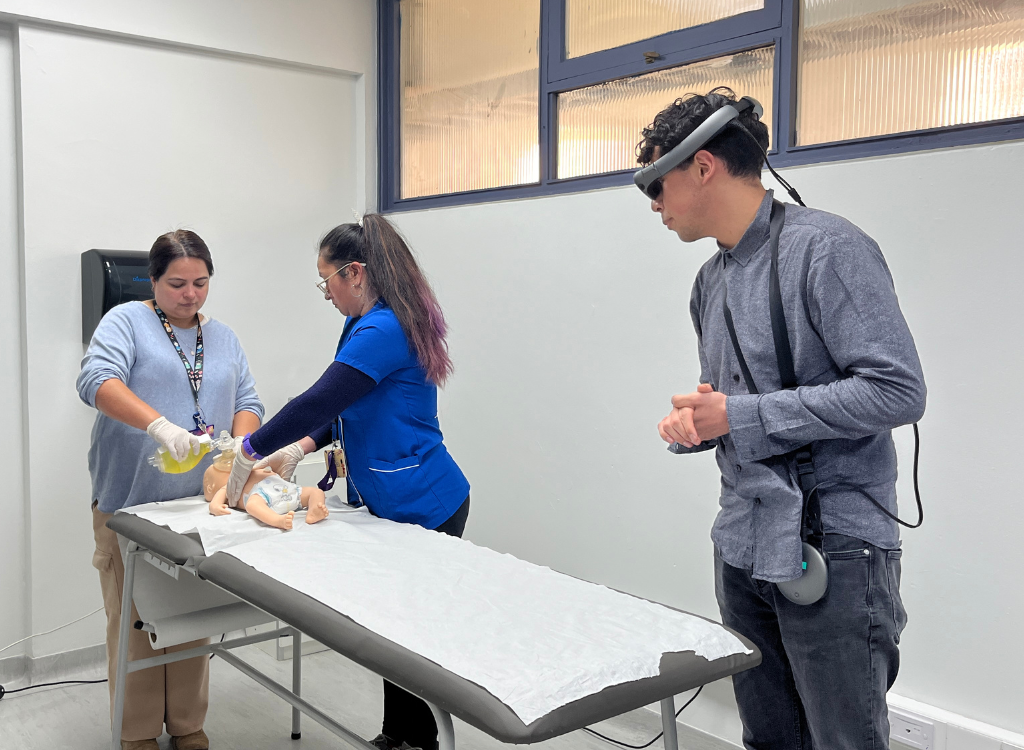 Lentes de realidad aumentada permiten traer a profesores de Stanford a las salas de la Casa de Bello