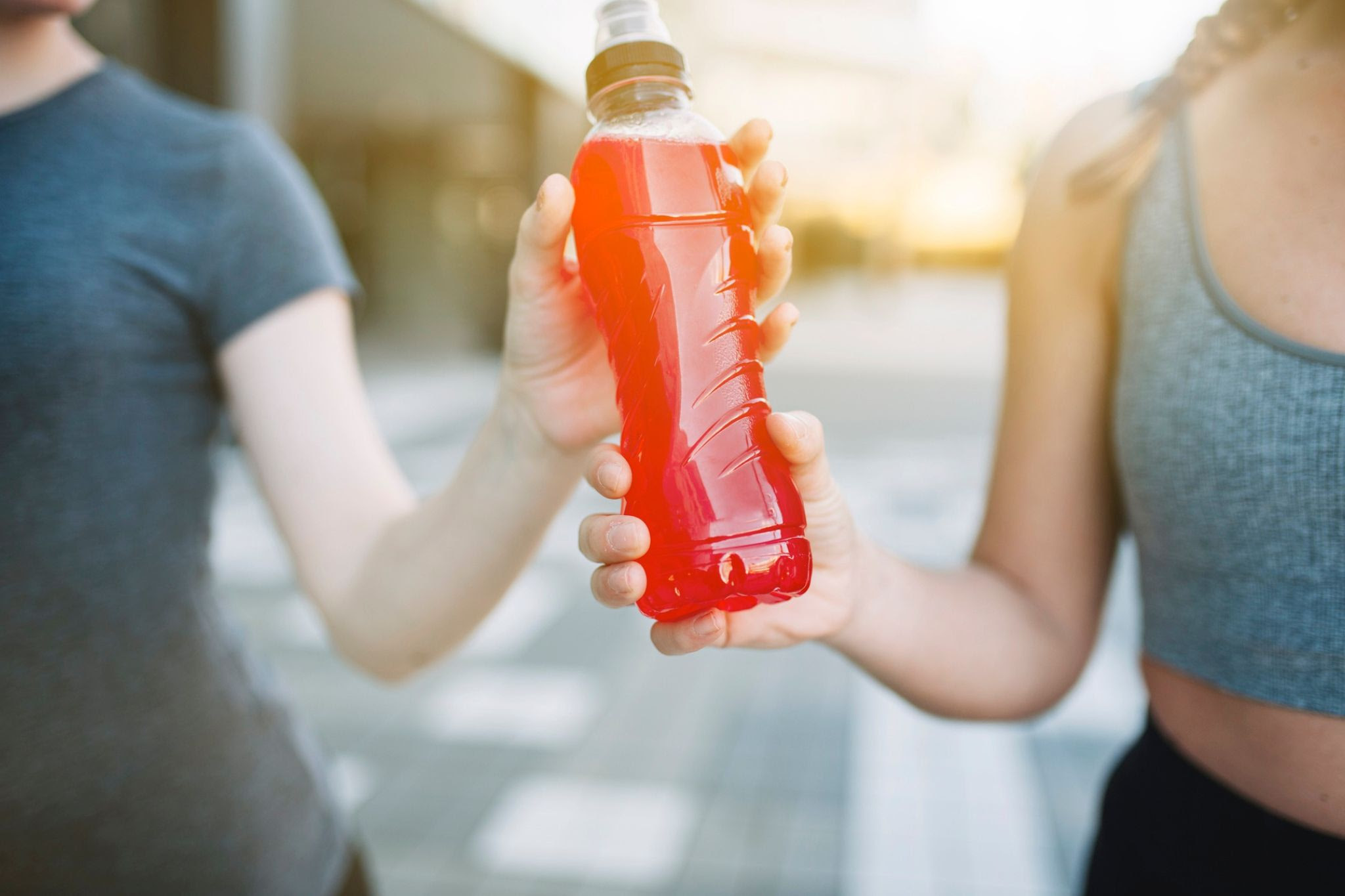 Bebidas energéticas e isotónicas: ¿Cuáles son los riesgos de su consumo excesivo? 