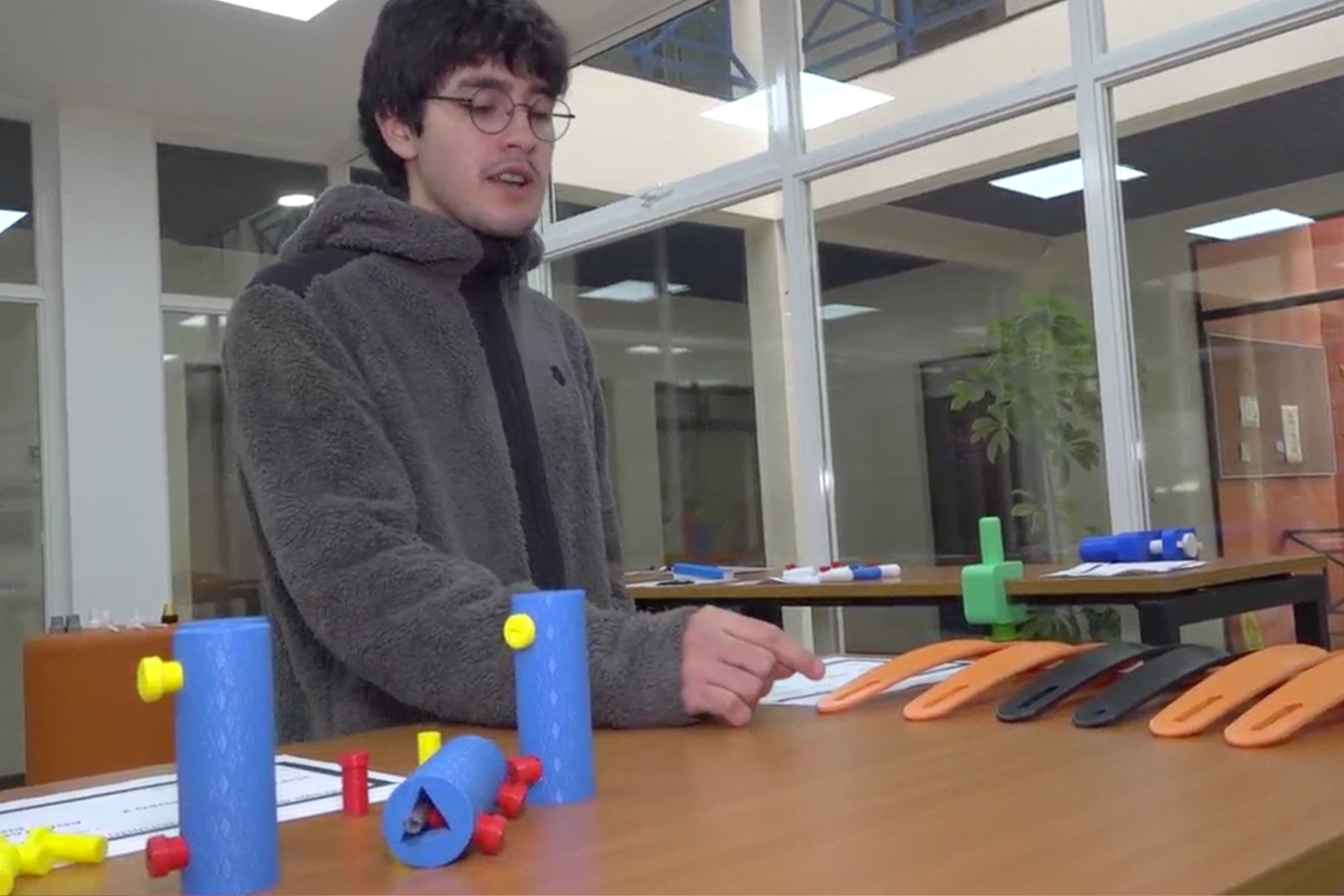Estudiantes desarrollaron piezas 3D para prótesis de niños de la Teletón del Maule