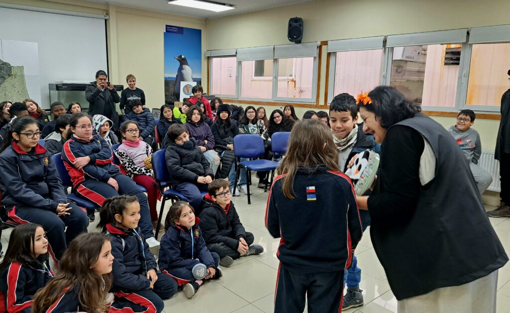 Cuentacuentos acercan a niños y niñas de Punta Arenas a la Antártica 