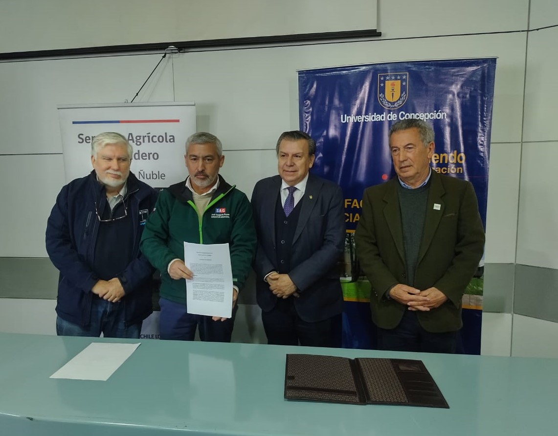 SAG y Veterinaria UdeC protocolizan firma de convenio de colaboración para erradicar brucelosis bovina en Ñuble