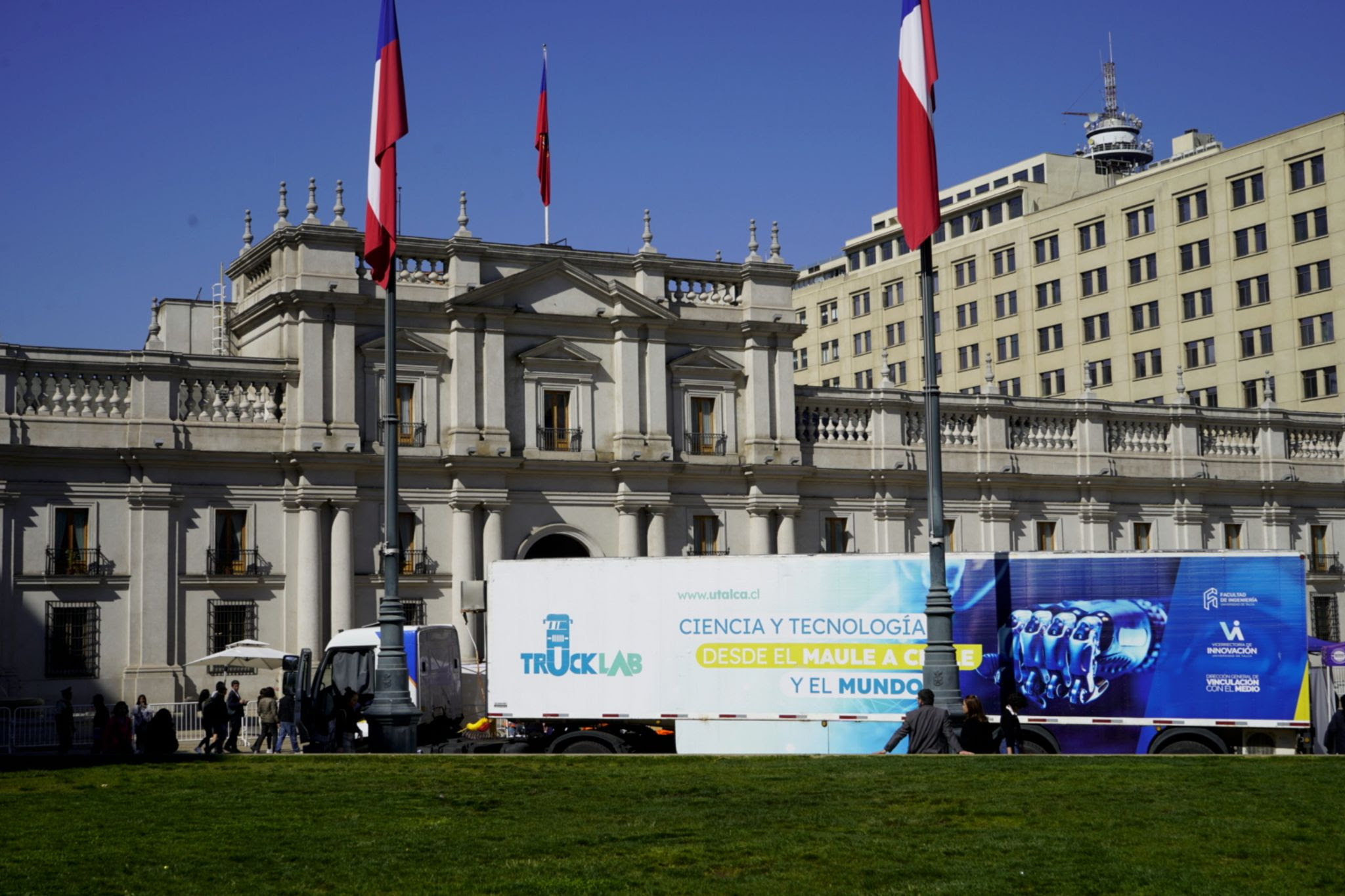 Laboratorio científico móvil de la UTalca inauguró Festival de las Ciencias en La Moneda 