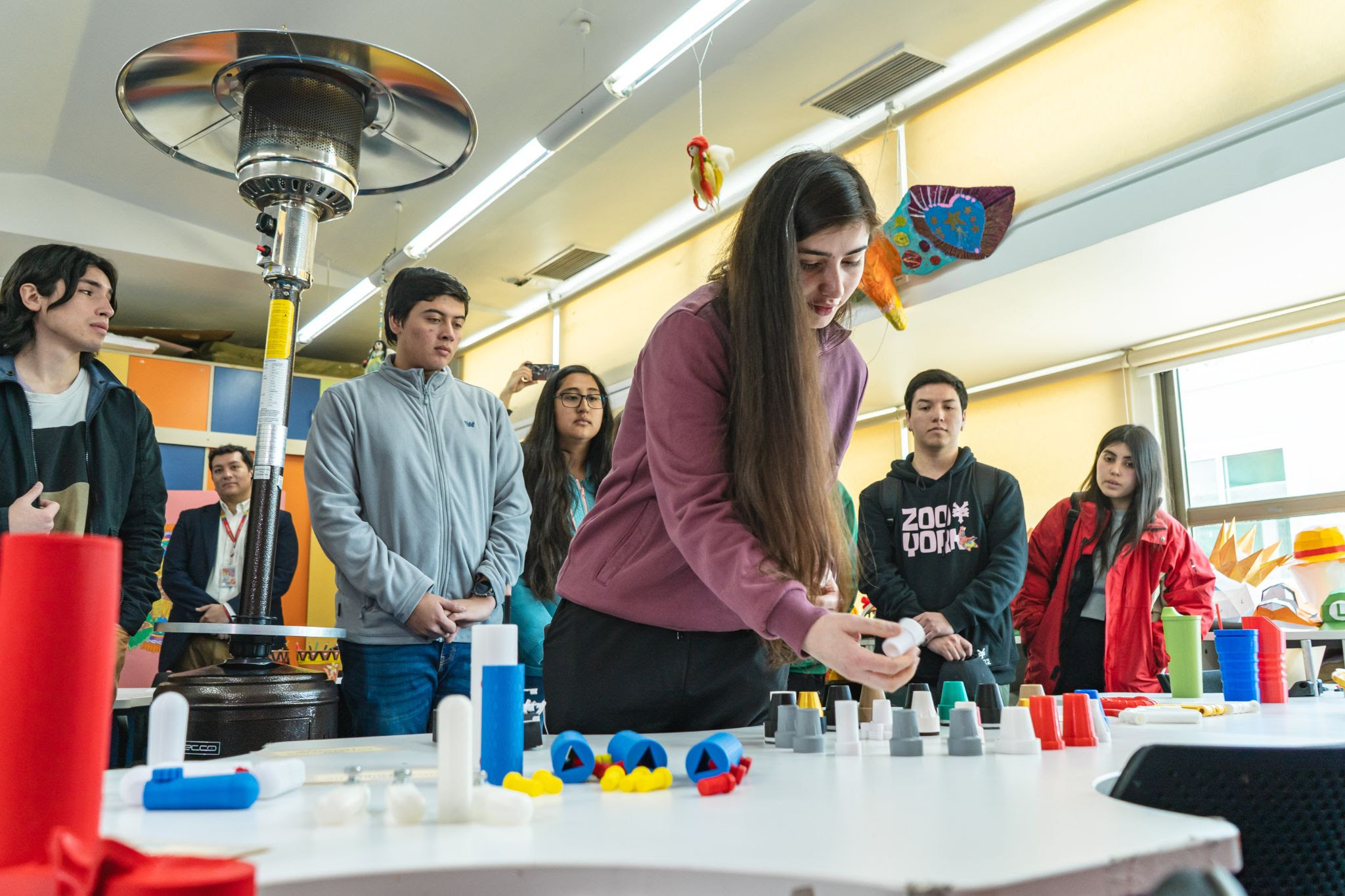 Estudiantes donan prototipos 3D para niños de la Teletón