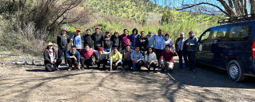 Estudiantes de Ingeniería Civil de la U. de Chile limpian humedal en Isla de Maipo