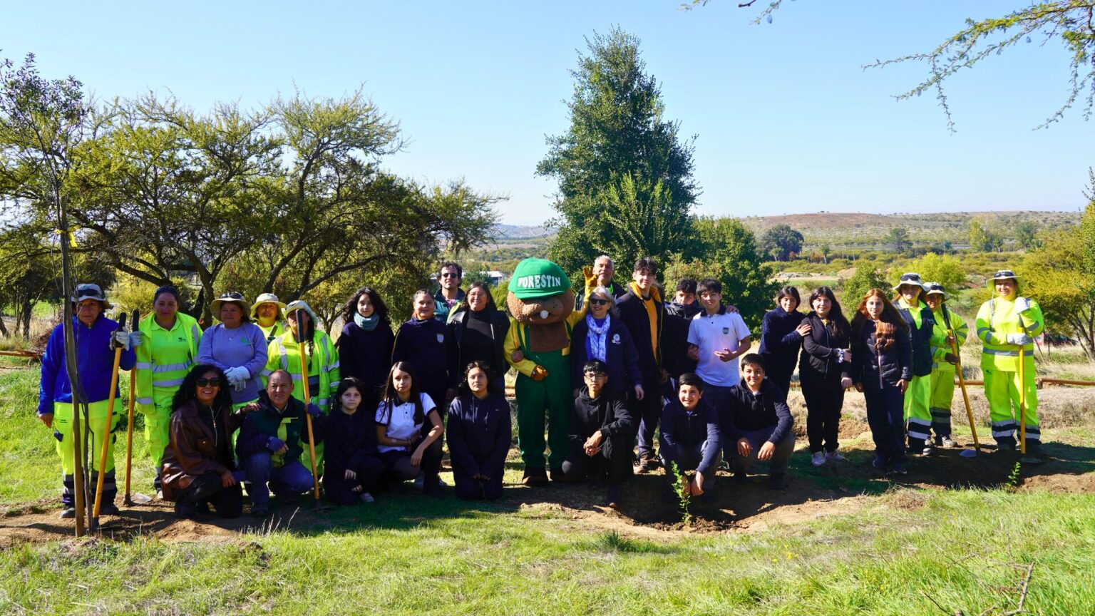 Celebran el Día de la Tierra con plantación de árboles nativos junto a estudiantes de Ninhue